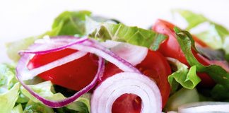 Sałatka z pomidorami i truskawkami