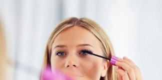 Jak pomalować rzęsy tuszem, by wyglądały naturalnie i kusząco zarazem?