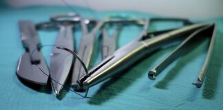 Jak używać pęsety do soczewek?