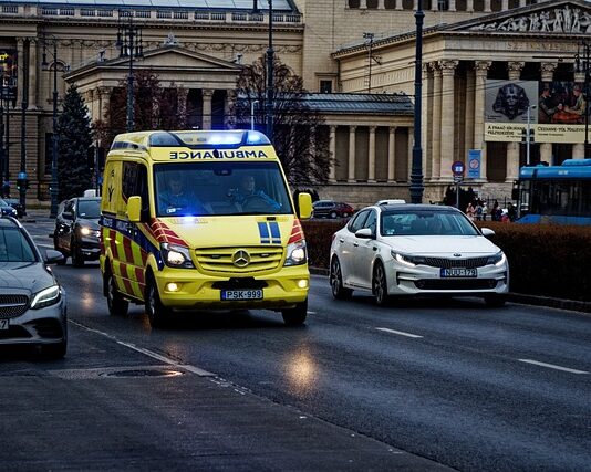 Dlaczego napis ambulans jest odwrotnie? Dlaczego napis ambulans jest odwrotnie?