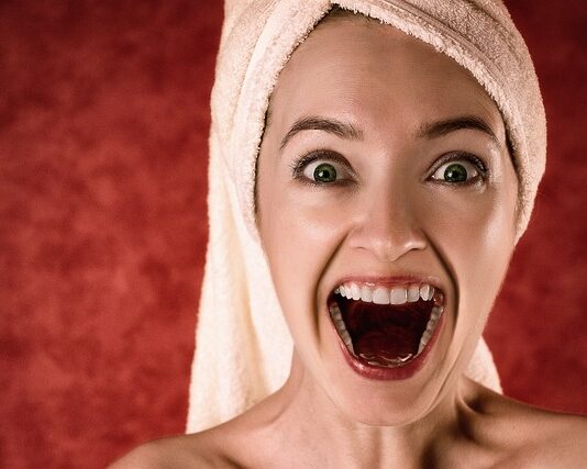 Jak przeciąć ręcznik papierowy na pół?