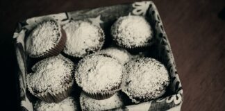 Jak dobrać puder sypki do podkładu?